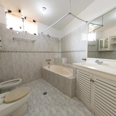 ALQUILER DE CASA EN CALLE LOS SAUCES, URB. SANTA VICTORIA